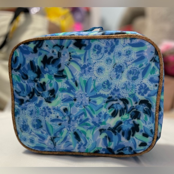 Lilly Pulitzer Crossbody Insulated Lunch Box  High Maintenance Iris Blue NWOT - Picture 12 of 13